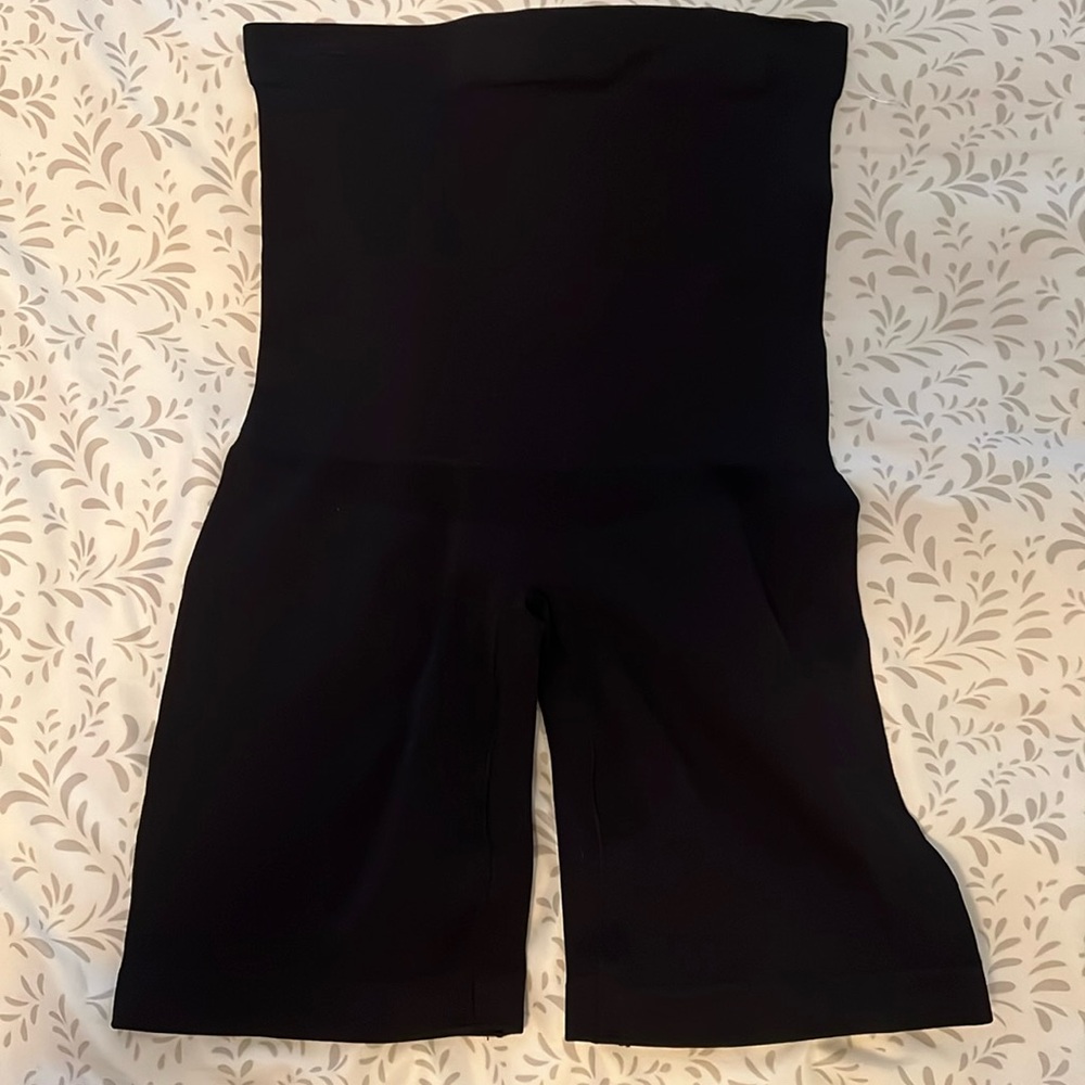 Empetur- NWOT Waist high compression shorts. XL-XXL